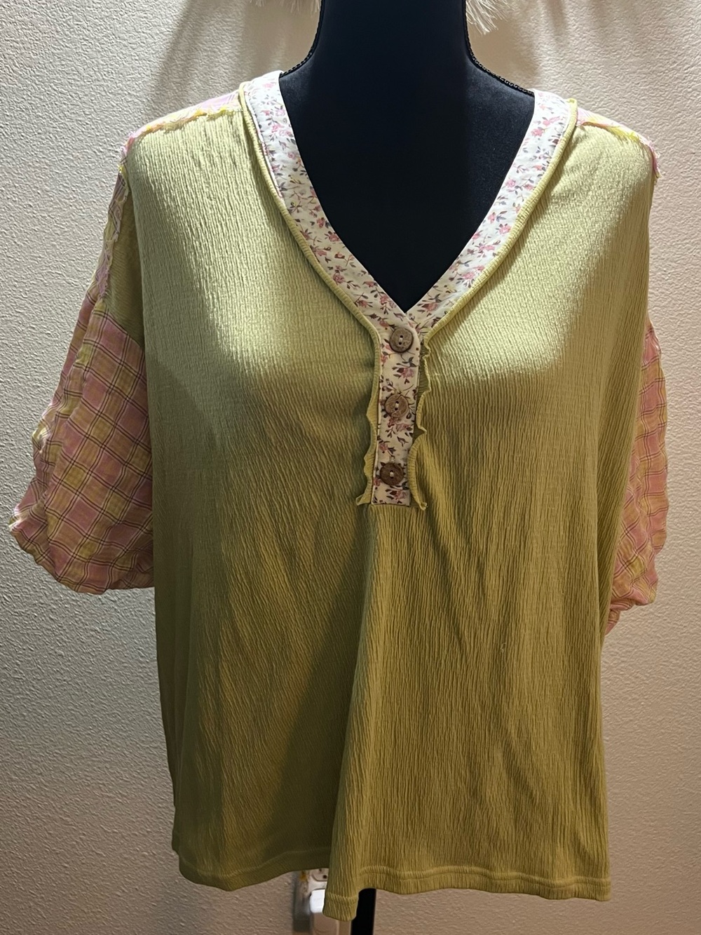 Women's Sage + Figs Olive Green Short Sleeve V-Neck Top with Floral Trim NWOT